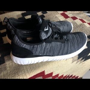 Women’s Shoe- Everlast